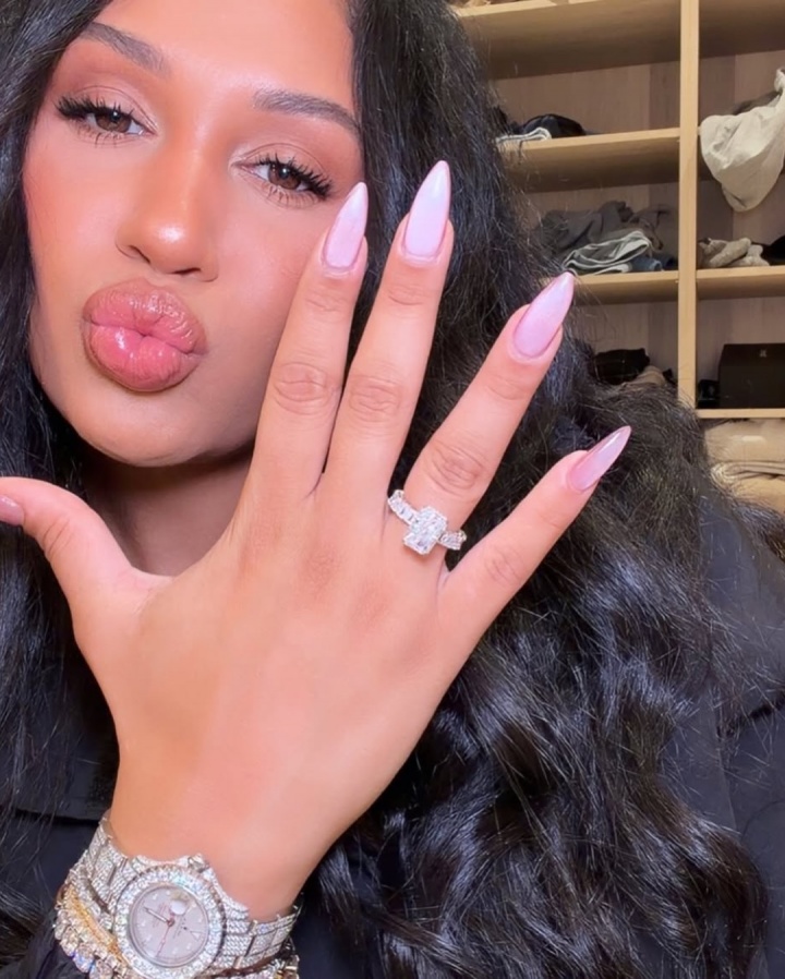 😍嫂子这身材真的好啊!嘴嫂晒出大钻戒💍和嘴哥订婚了!